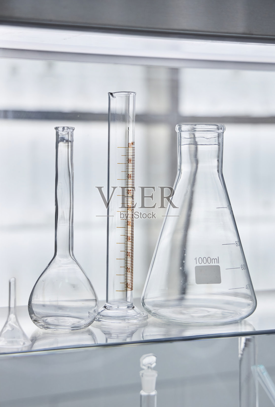 用于化学制剂和物质的化学烧瓶。生态生产实验室。用于医药或水处理厂的化学照片摄影图片