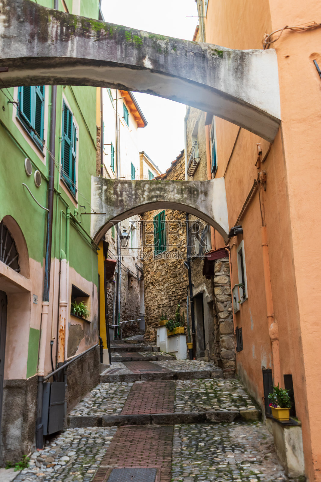 意大利圣雷莫老城的狭窄街道照片摄影图片