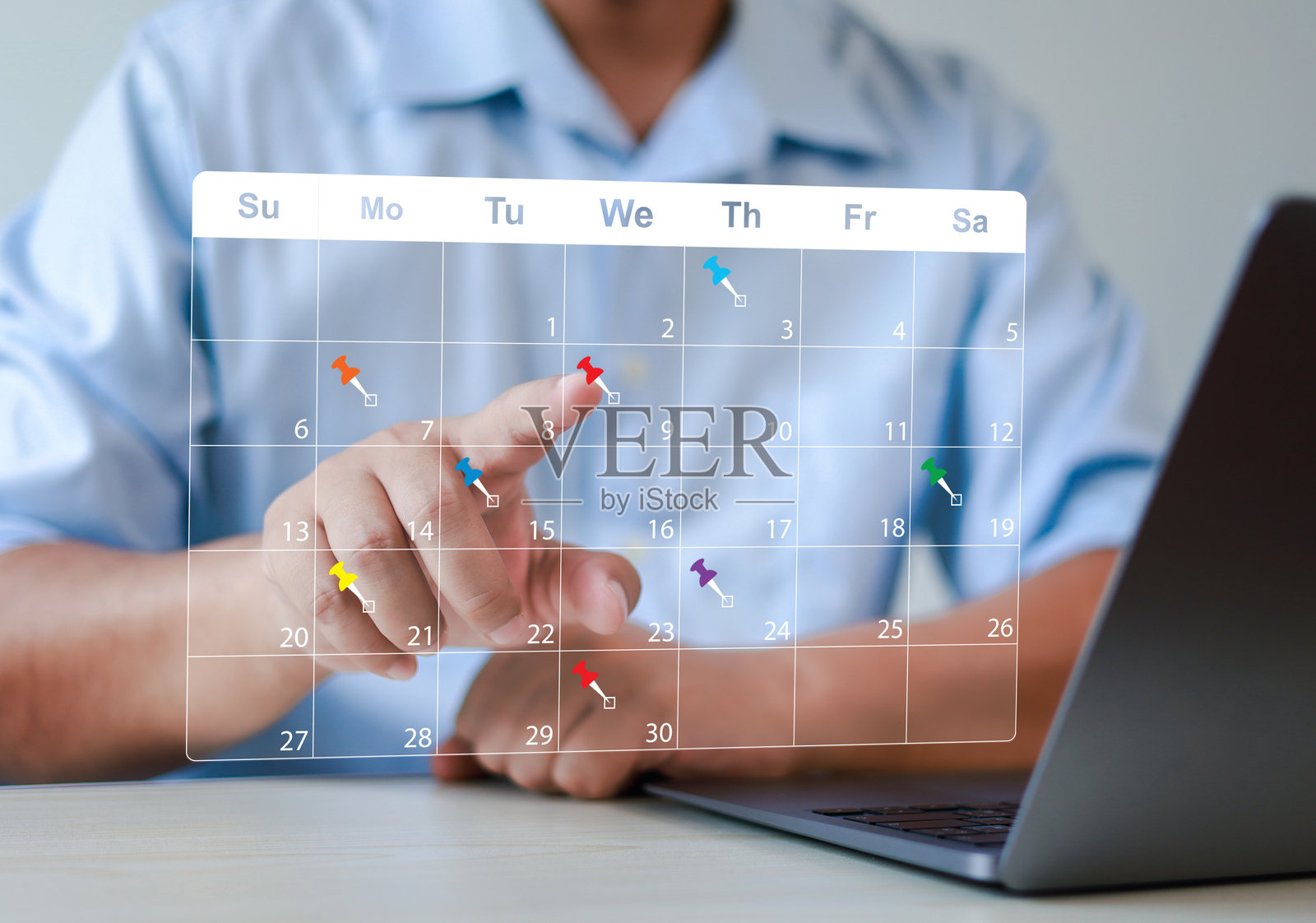 办公室工作时间管理概念中的红色图钉在日历上。任务规划器或个人管理工具，用于商务会议、约会提醒和日程规划。照片摄影图片