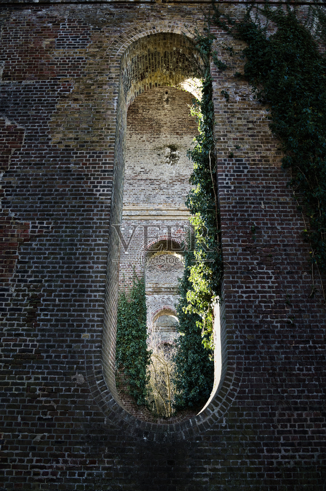 通过高架桥的视角照片摄影图片