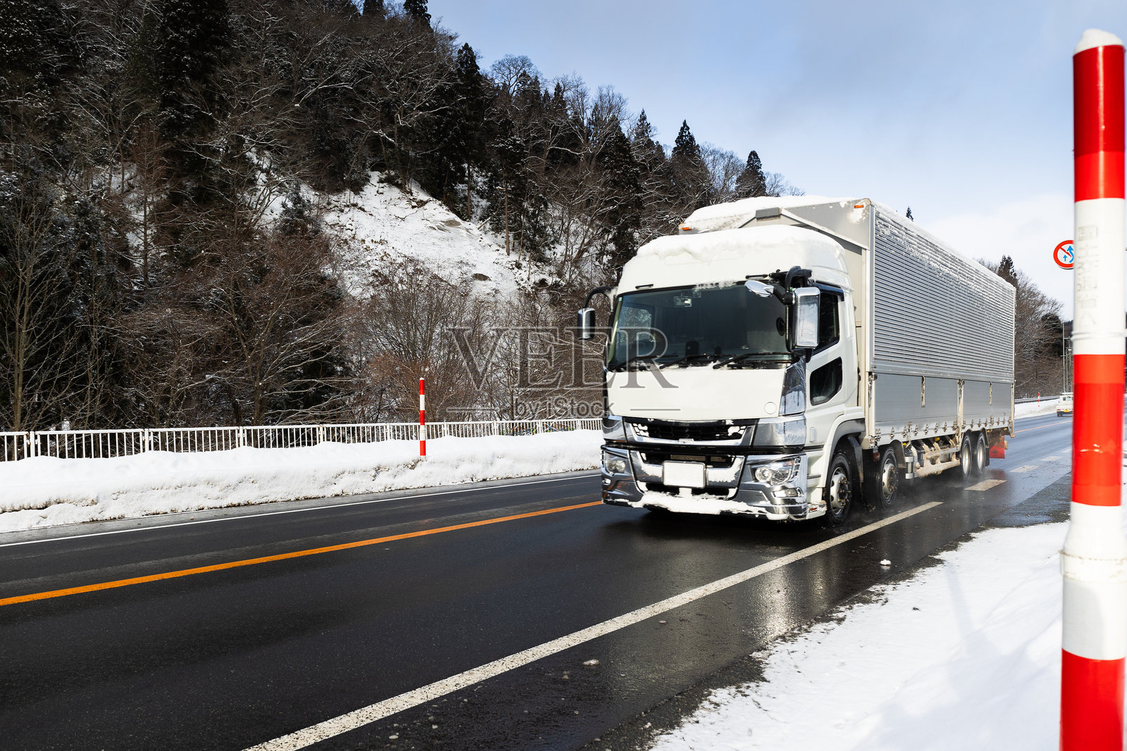 冬季大型卡车运输货物照片摄影图片