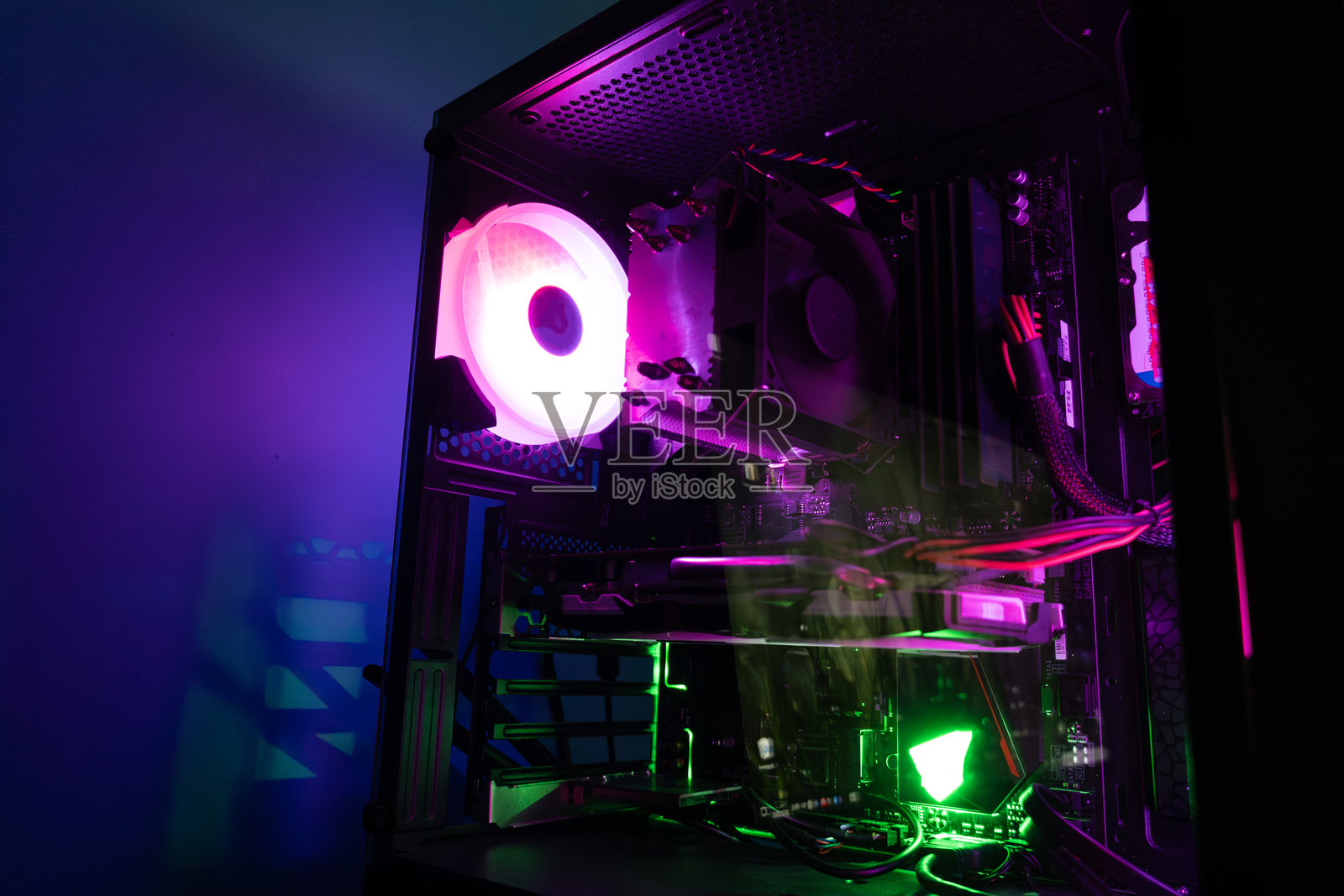 现代游戏电脑在霓虹灯下，呈现赛博朋克风格照片摄影图片