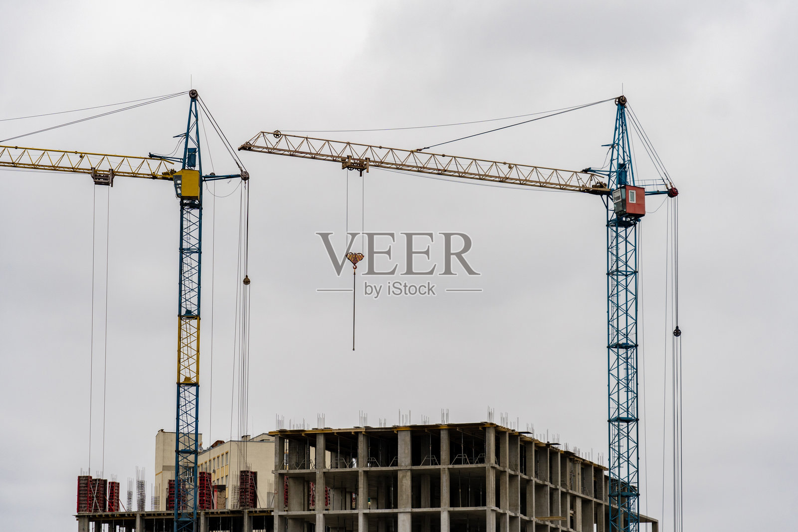 高层建筑施工：混凝土板和钢筋，起重机吊装照片摄影图片