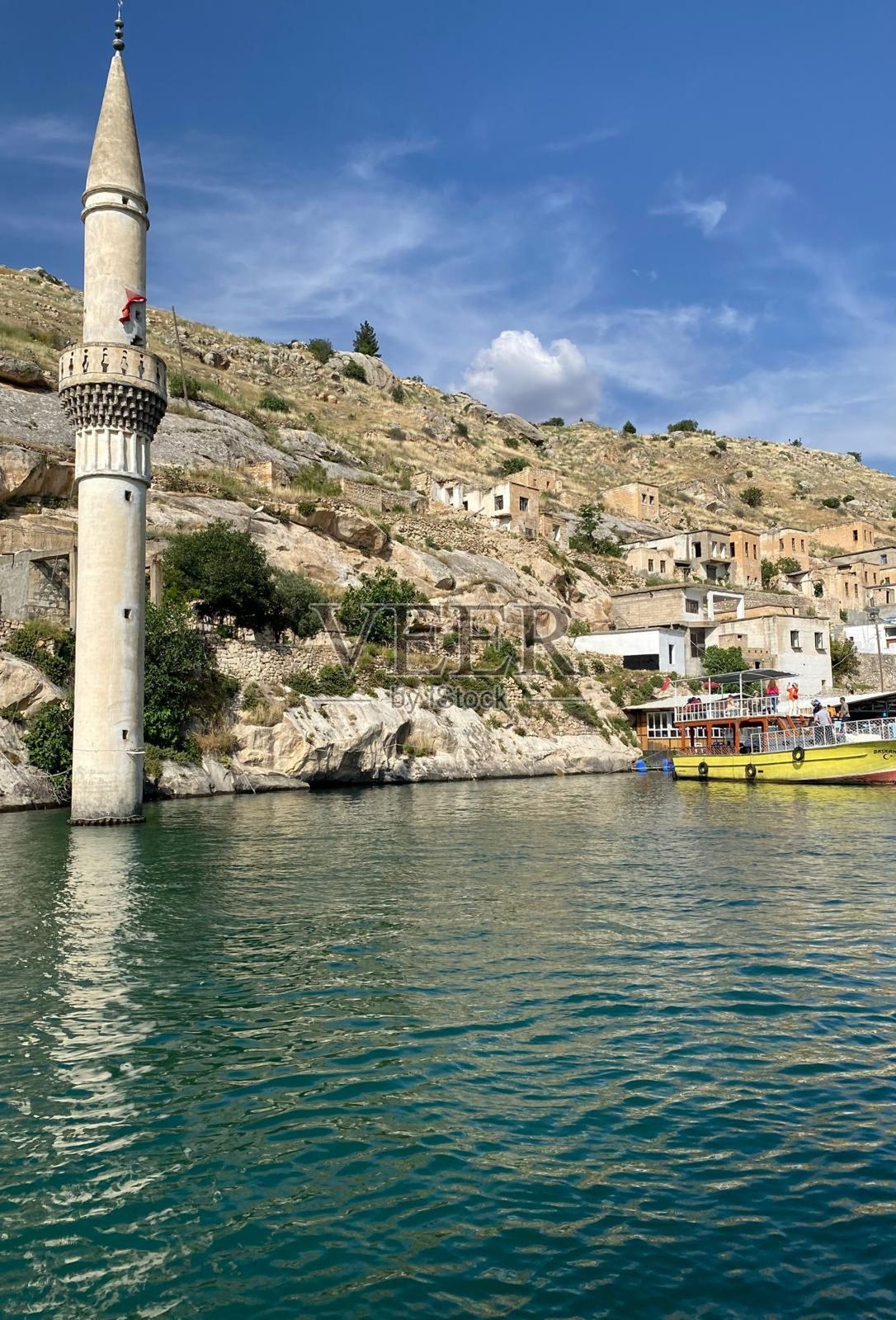 湖泊、沉没的清真寺、河流、山脉、天空和森林照片摄影图片