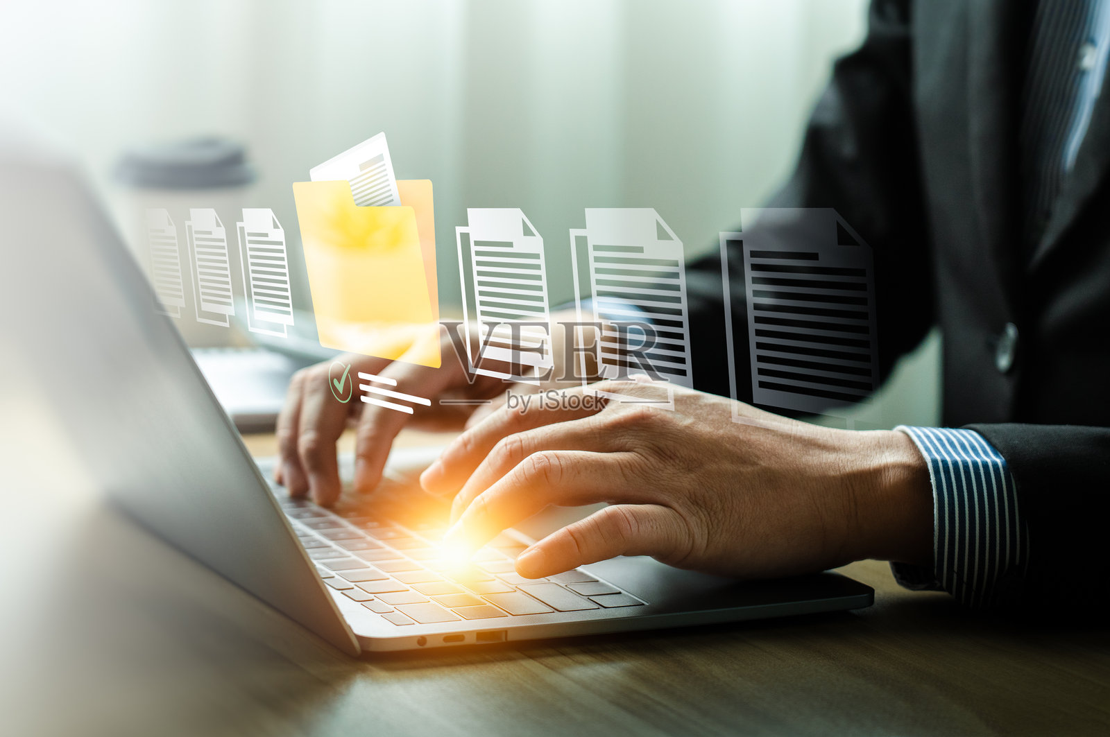 商人使用虚拟文件管理系统在笔记本电脑上整理数字文件，强调高效工作流程、数据组织和现代技术以提升专业生产力。照片摄影图片