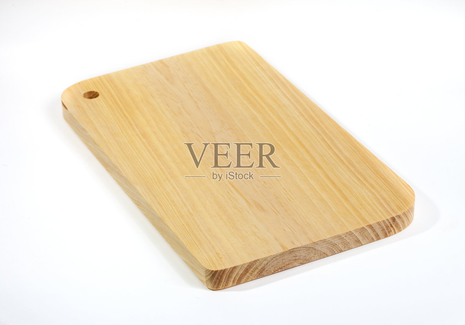 木制切菜板，作为切割食材和厨房香料的基础，采用自然木纹的木材制成，背景为白色。照片摄影图片