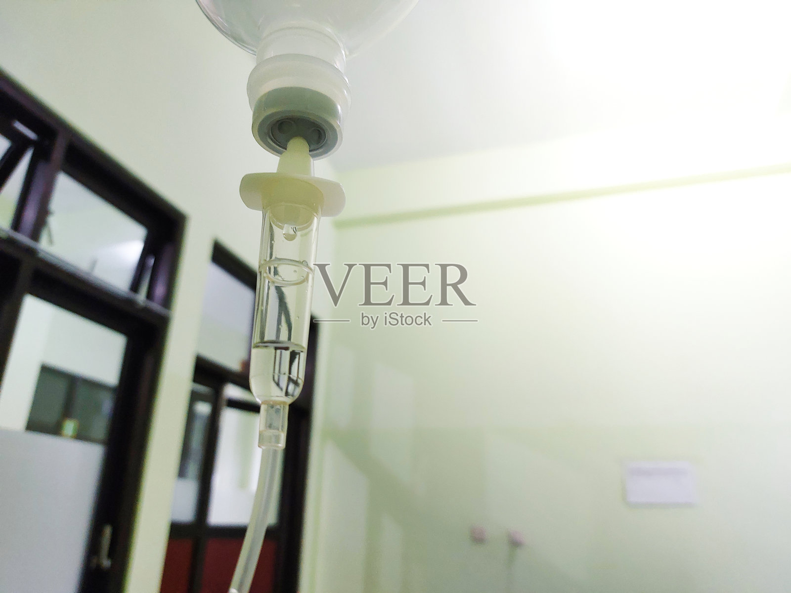 医院环境中用于医疗的静脉输液装置特写照片摄影图片