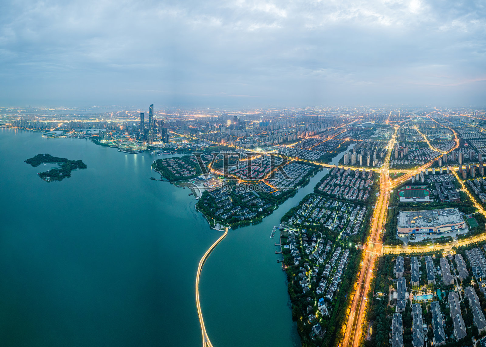 苏州清晨的金鸡湖和城市建筑照片摄影图片