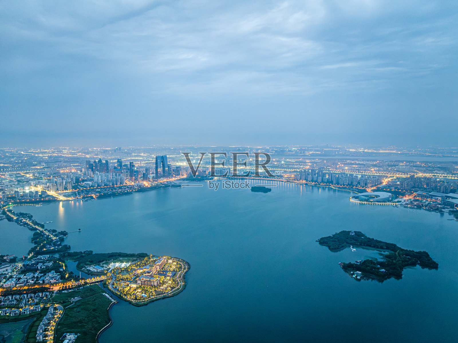 苏州清晨的金鸡湖和城市建筑照片摄影图片