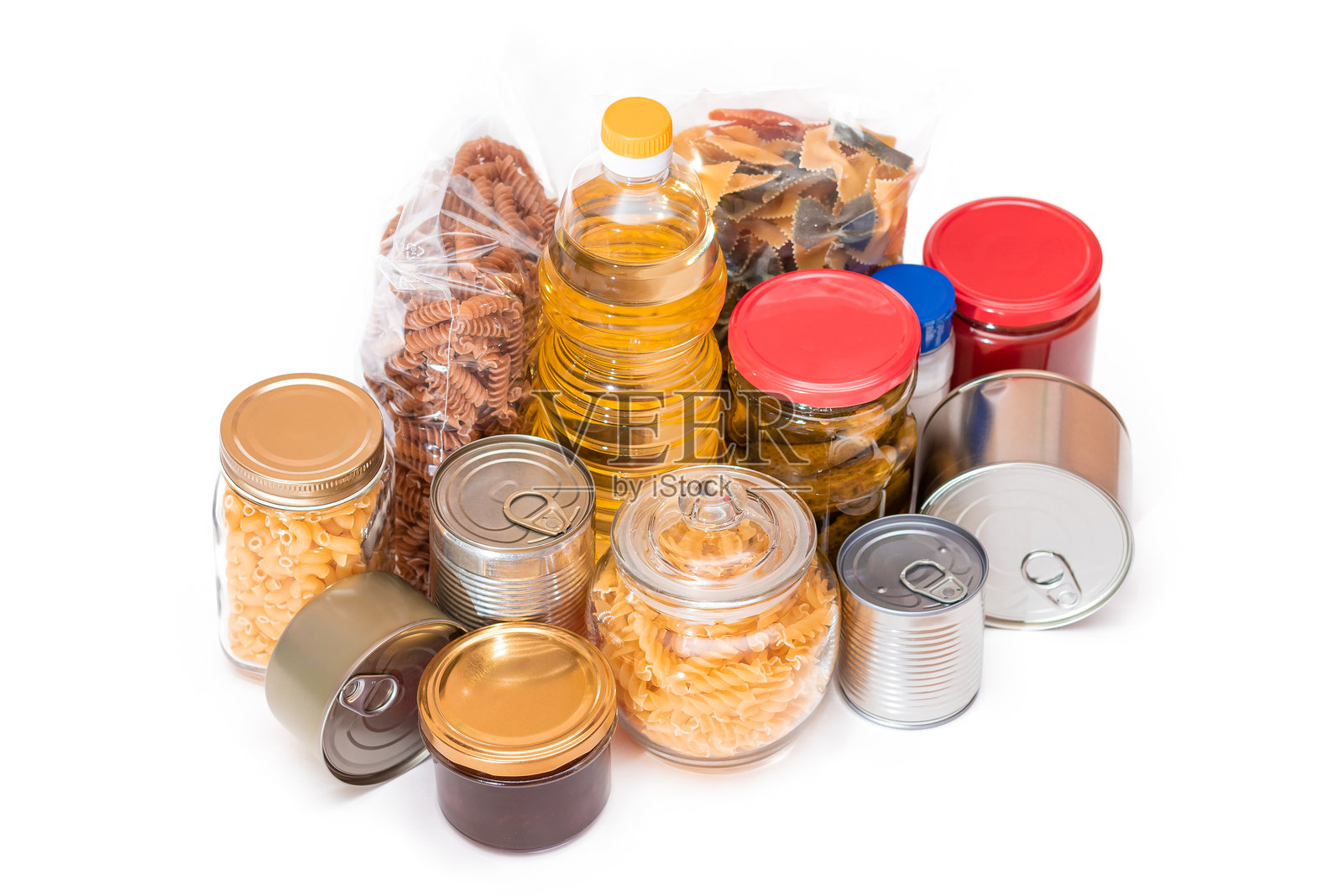 食品储备:罐头食品，意大利面，肉酱，金枪鱼，番茄汁，意大利面，鱼和食品杂货-隔离照片摄影图片