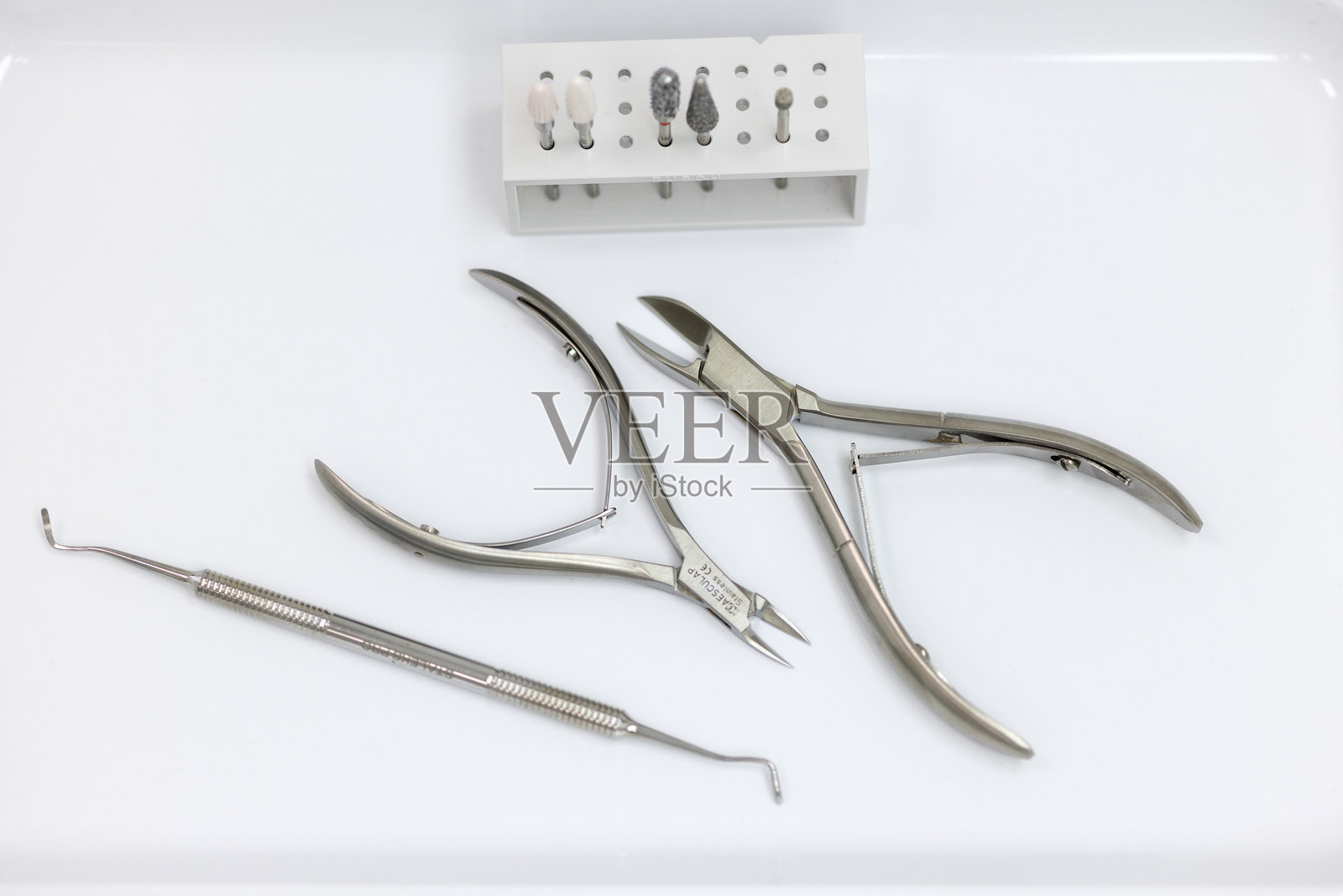 修脚和修指甲工具特写，俯视图。钳子、剪刀、刮脚器照片摄影图片