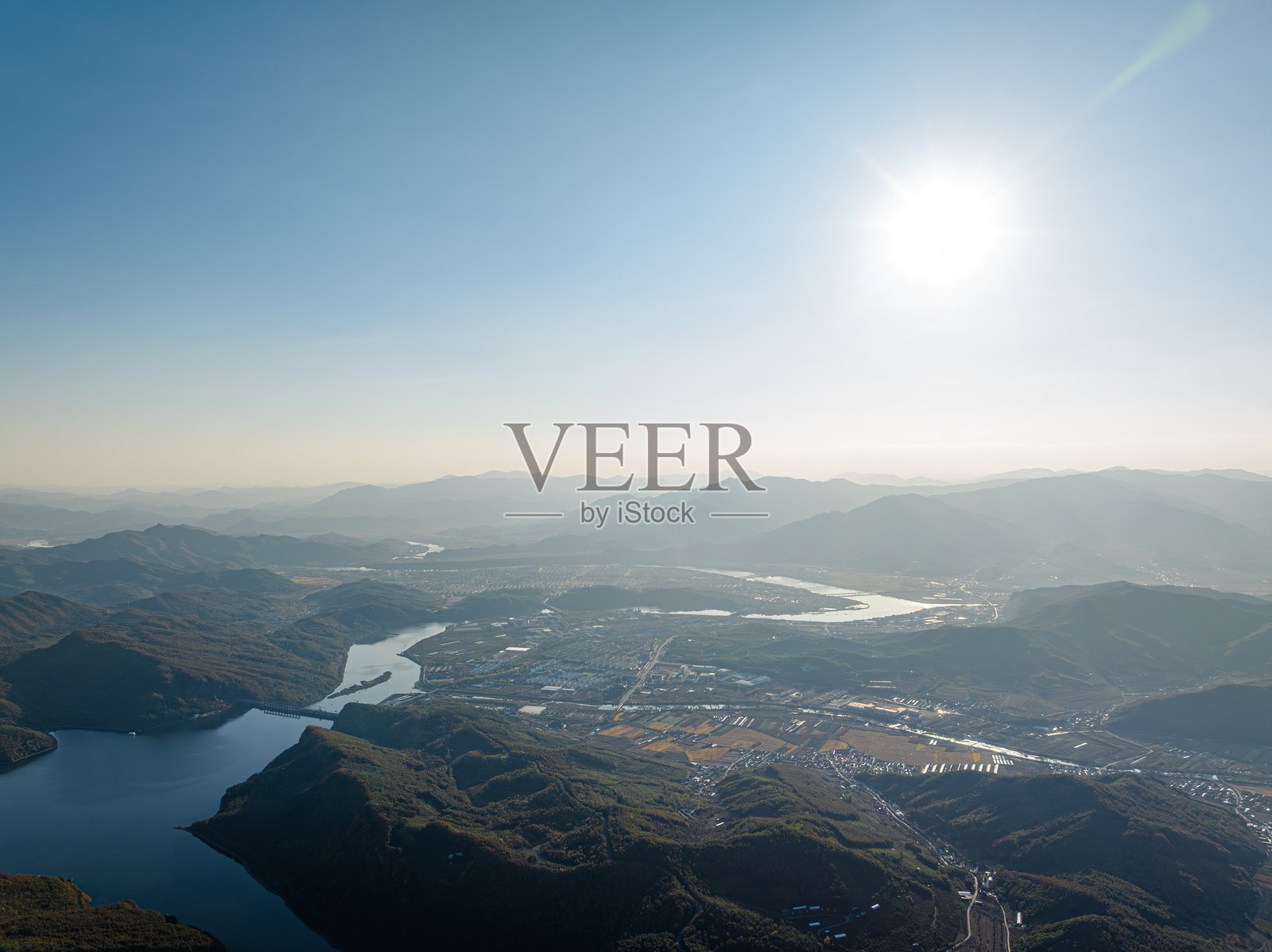 太阳下的水库和山脉照片摄影图片