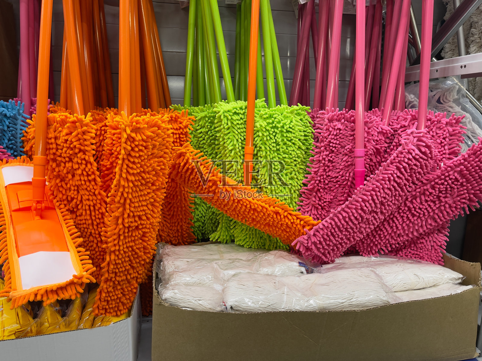 彩色拖把和海绵在商店清洁照片摄影图片