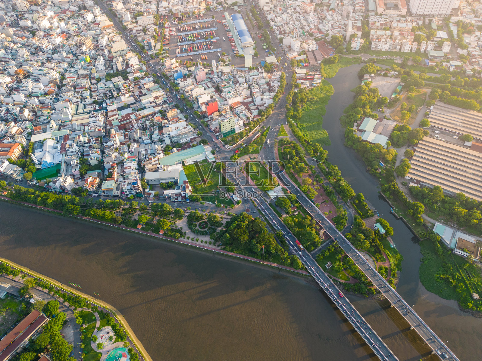 从胡志明市中央商务区俯瞰越南西贡全景。城市景观和许多建筑物，当地的房屋，桥梁，河流照片摄影图片