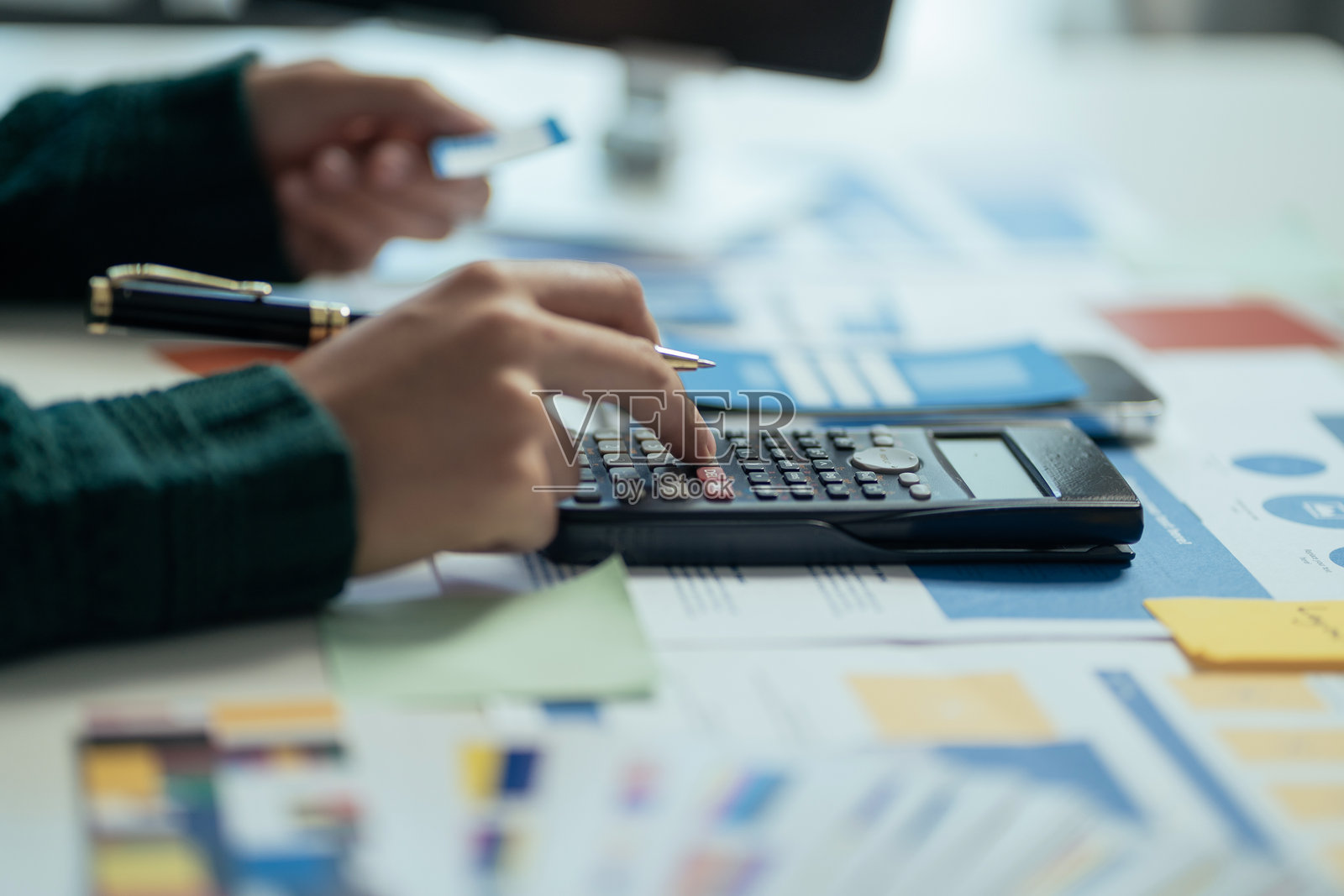 创意数码发展机构。开发者利用笔记本电脑、智能手机和平板电脑进行头脑风暴。照片摄影图片