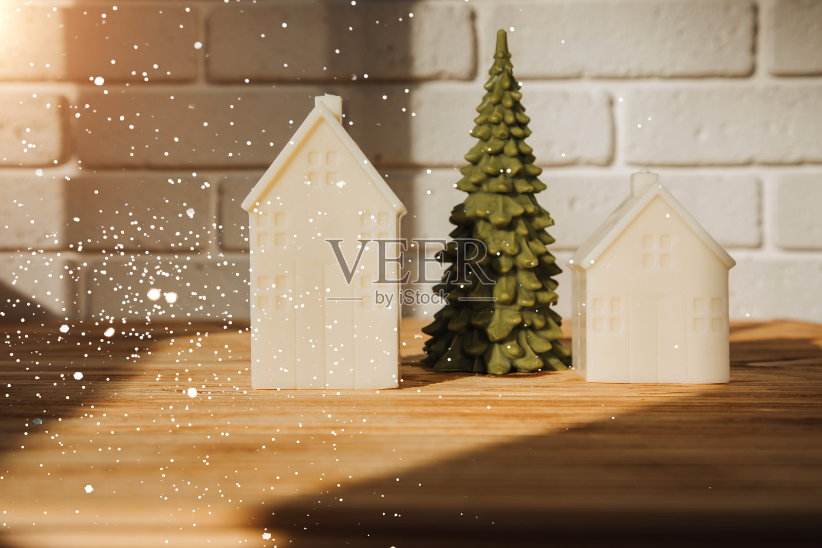 圣诞，新年背景为问候。木制背景上的圣诞树和白蜡房子照片摄影图片