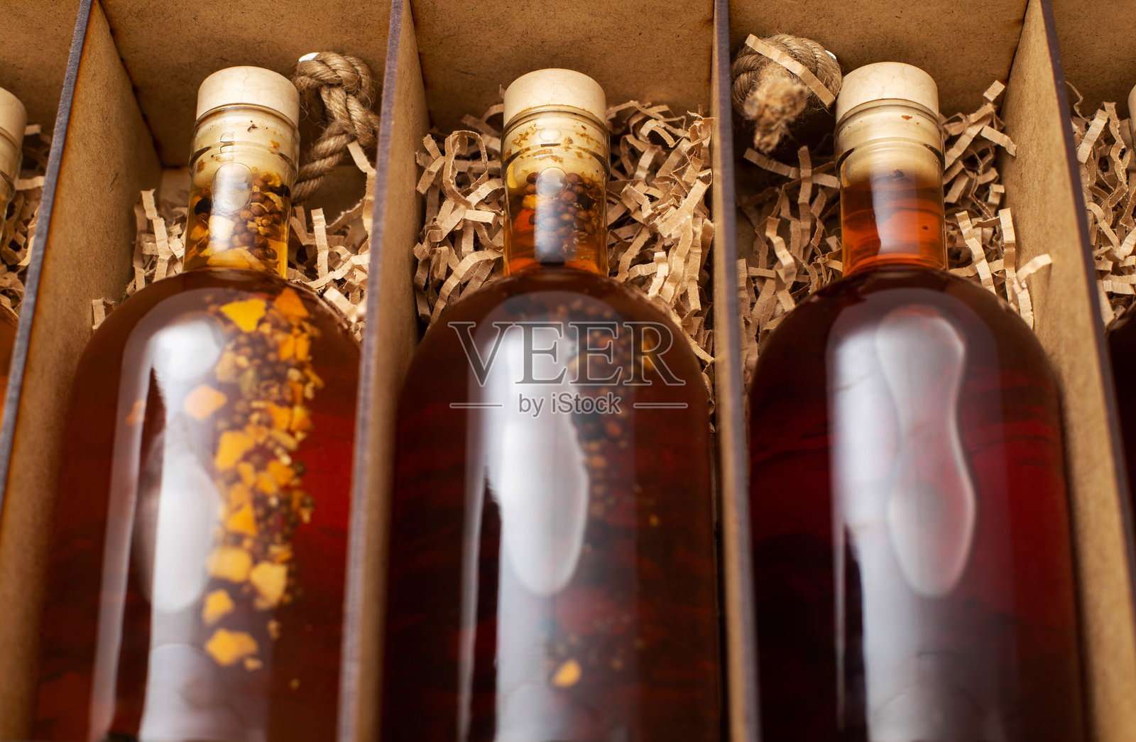 酒瓶里装着昂贵的自制酒精饮料白兰地和干邑，装在木箱里，特写，酒馆照片摄影图片