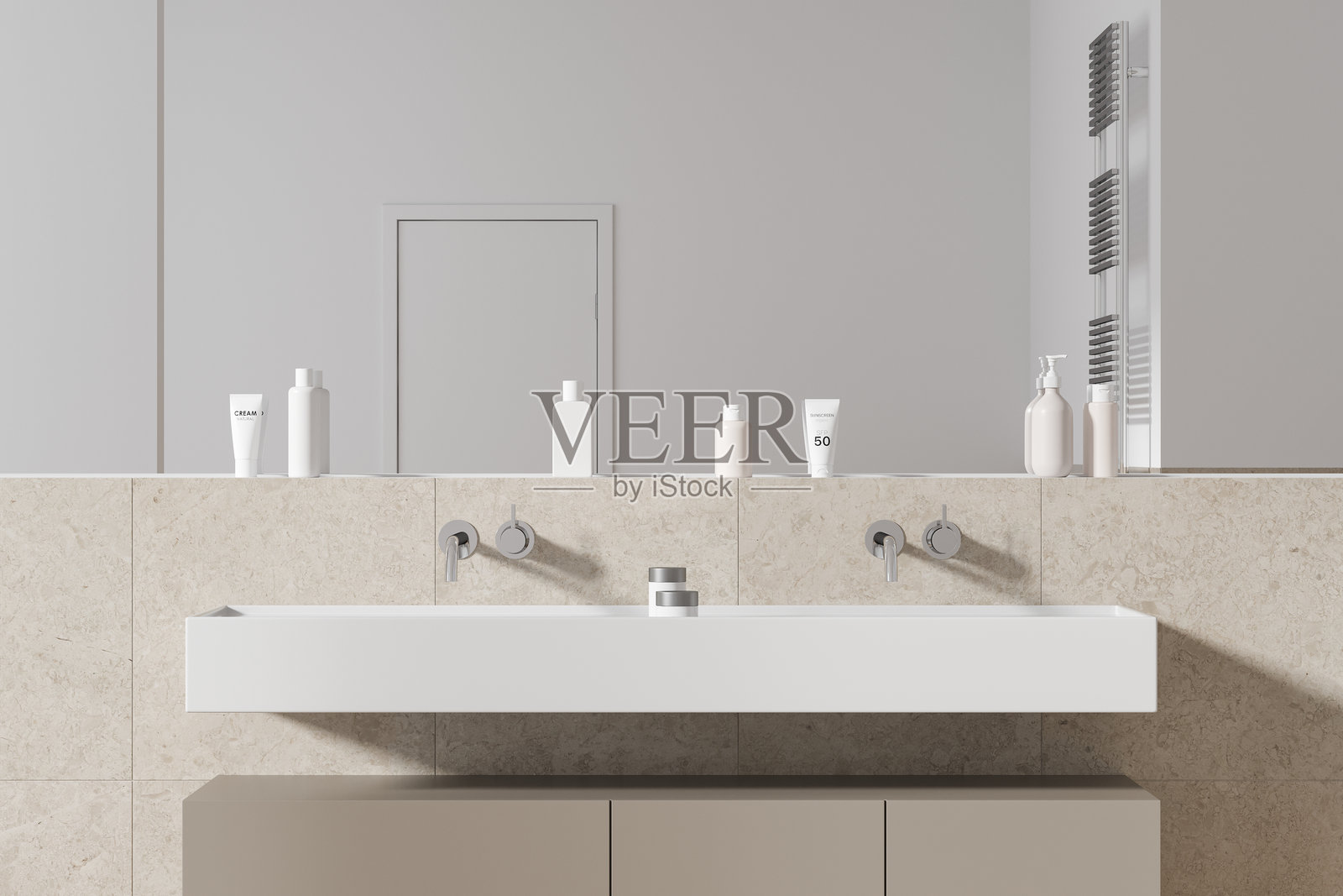 优雅的酒店浴室内部与双水槽和配件在架子上照片摄影图片