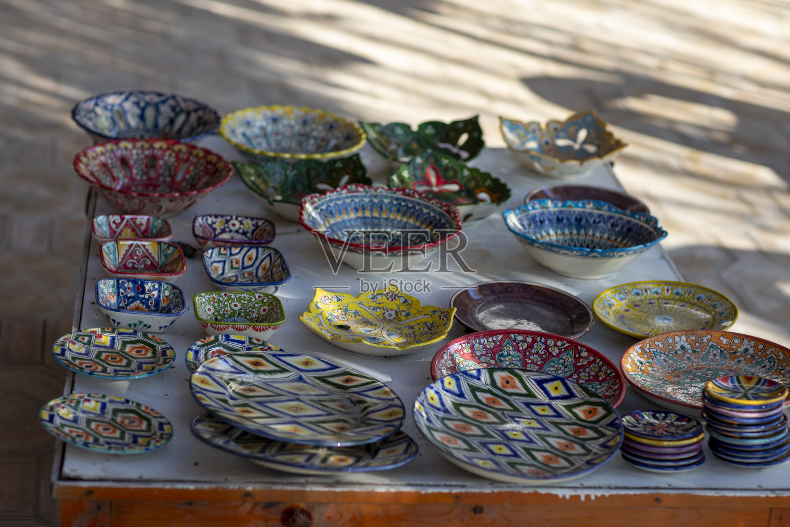 大大小小的不同图案的盘子照片摄影图片