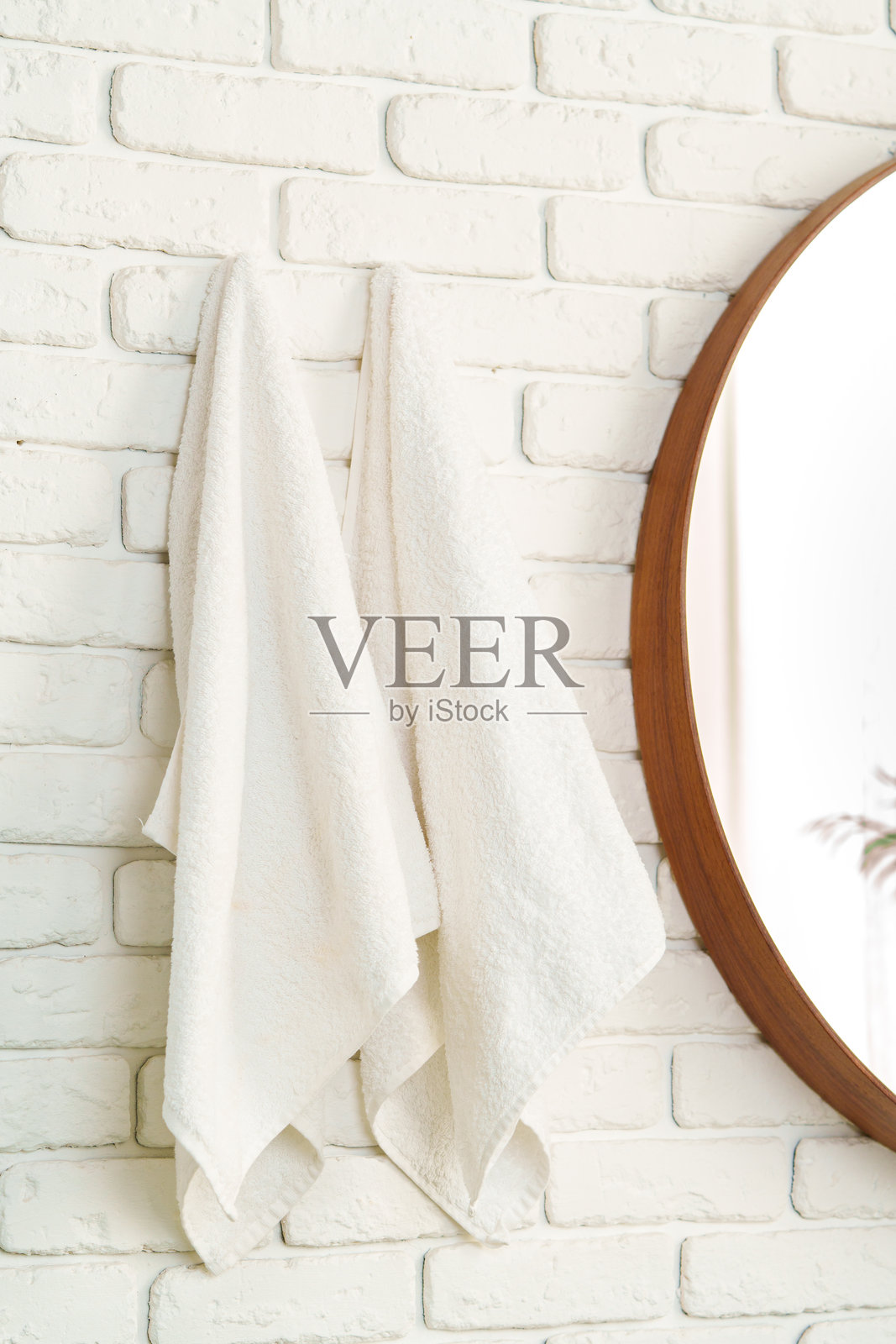 浴室里的镜子和毛巾关起来照片摄影图片