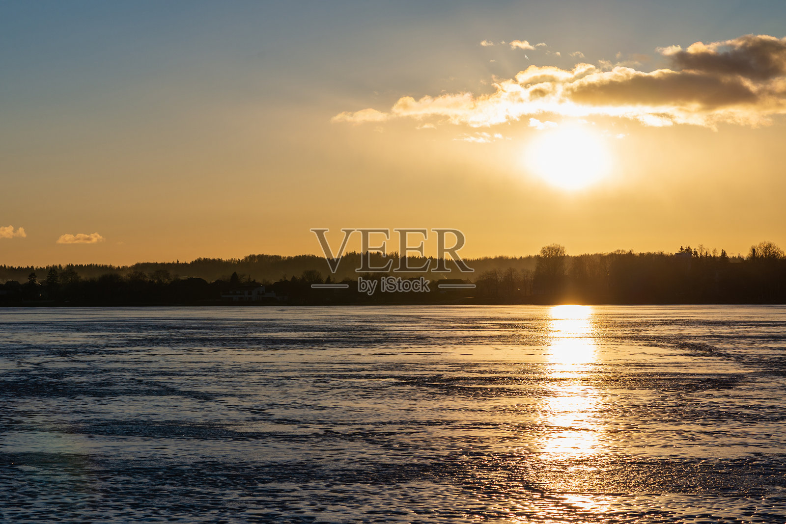 美丽的冬季景观，冰冻的湖泊和日落的天空。自然构成照片摄影图片