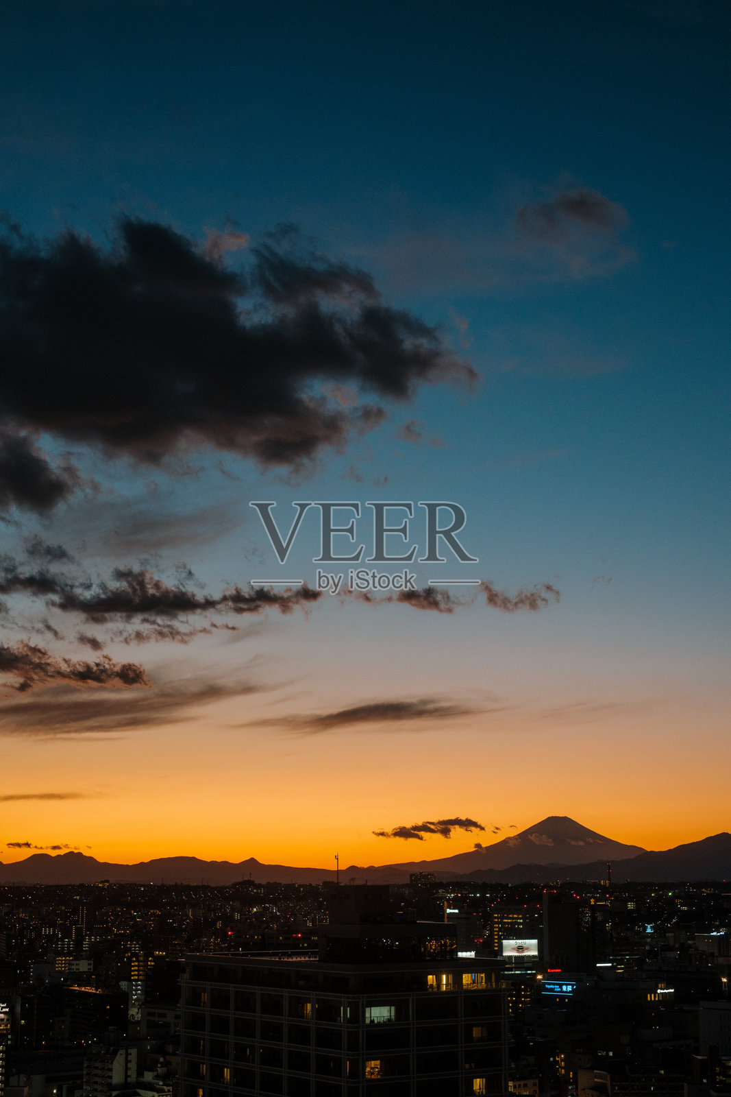 傍晚蓝色和橙色的天空照片摄影图片