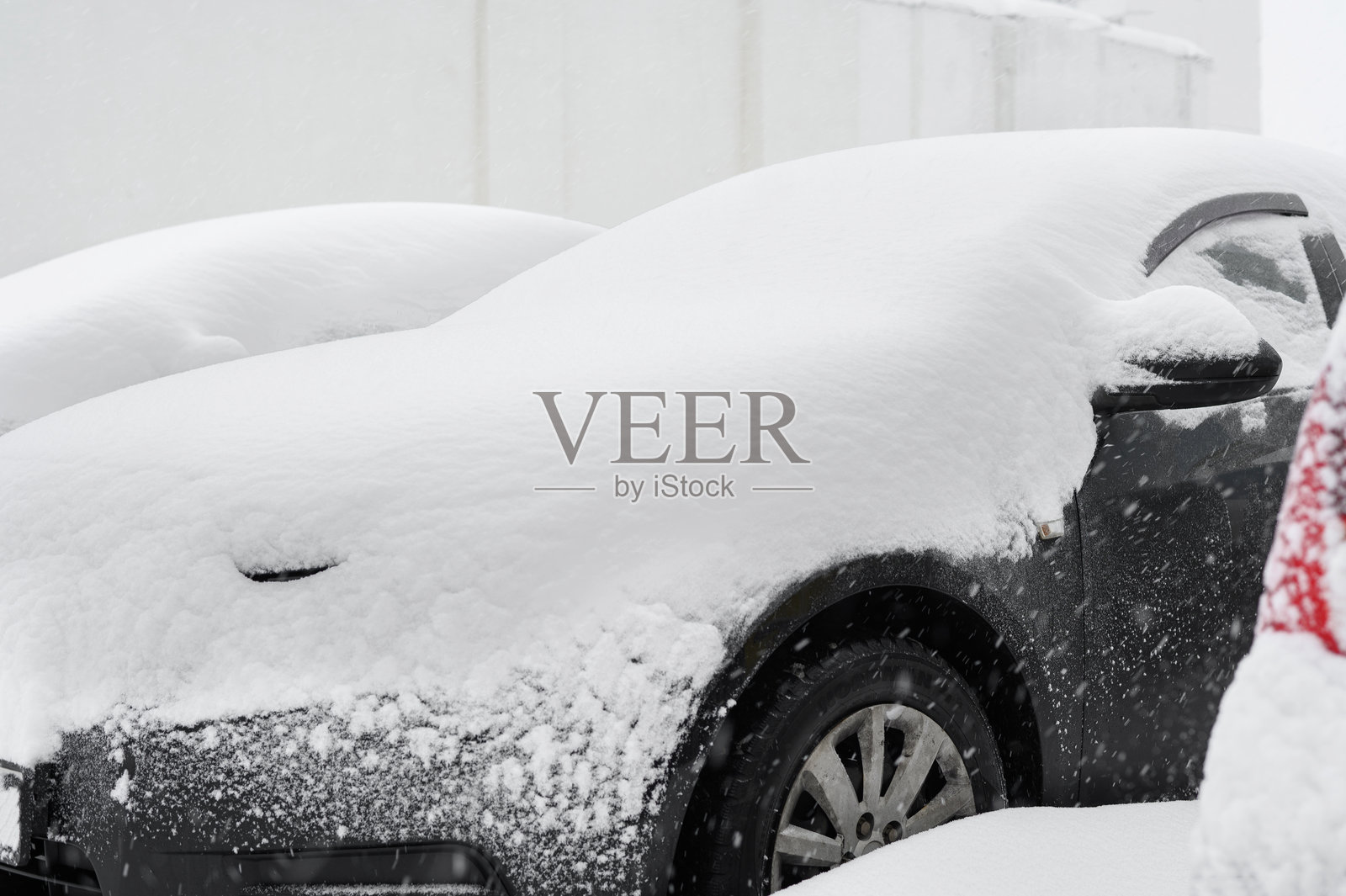 一场大雪过后，汽车被雪覆盖，特写。汽车雨刷起了。雪风暴。照片摄影图片