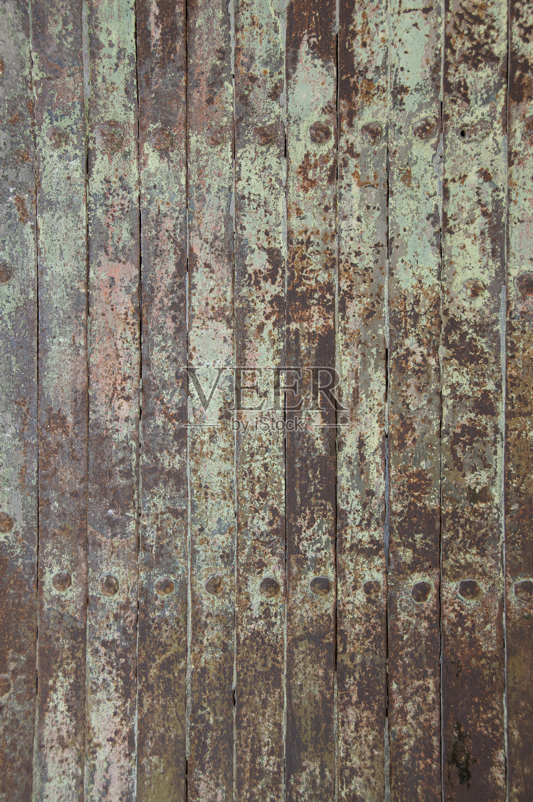 旧门口金属板条上褪色的绿色油漆和铁锈照片摄影图片