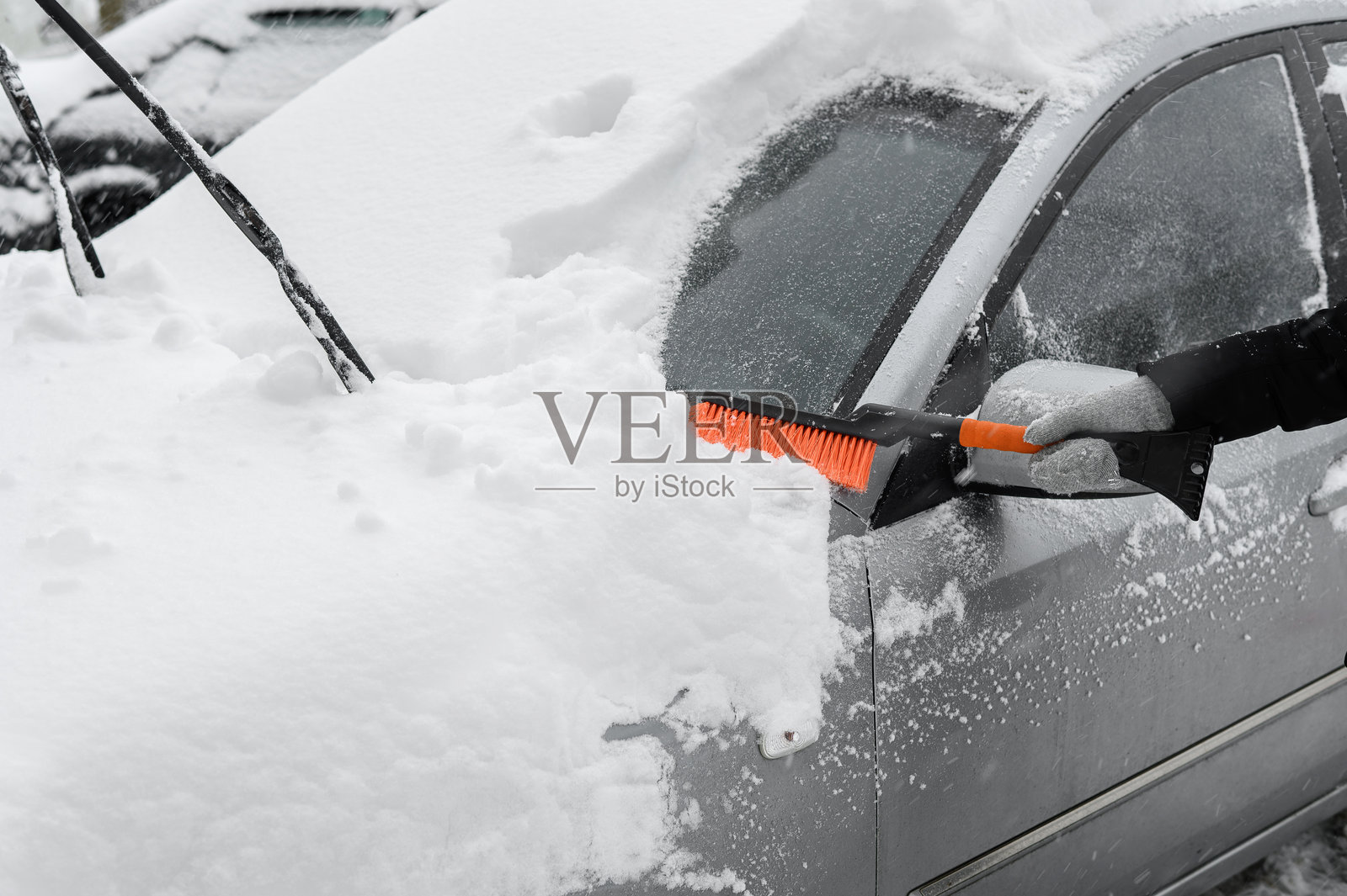 一场大雪过后，汽车被雪覆盖，特写。汽车雨刷起了。雪风暴。照片摄影图片