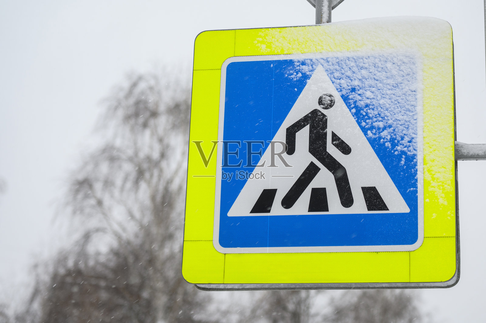 一场大雪过后，汽车被雪覆盖，特写。汽车雨刷起了。雪风暴。照片摄影图片
