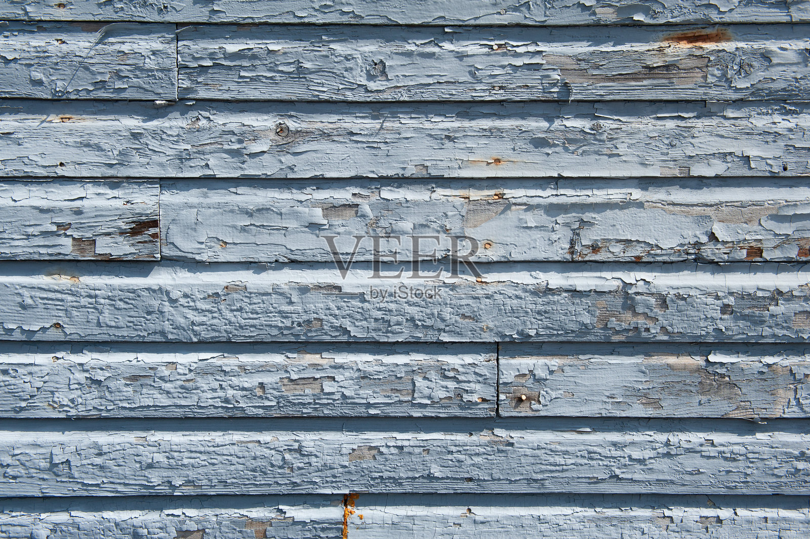 老房子墙面上磨损、风化的白色护墙板照片摄影图片