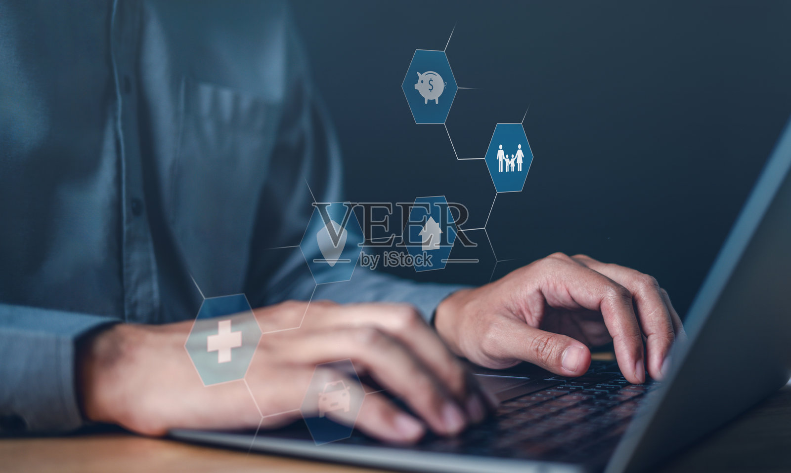 打字键盘和六边形hud。这是人寿保险和退休计划，以确保家庭。照片摄影图片