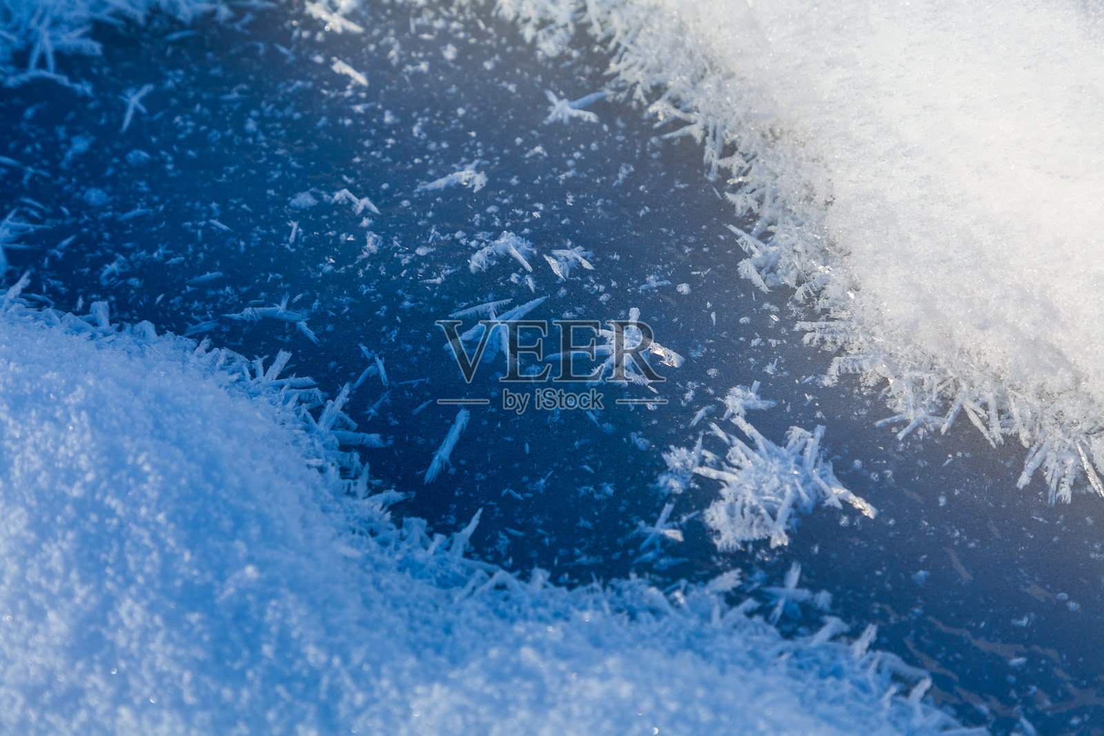 近景:冰面上的雪花和冰晶。照片摄影图片