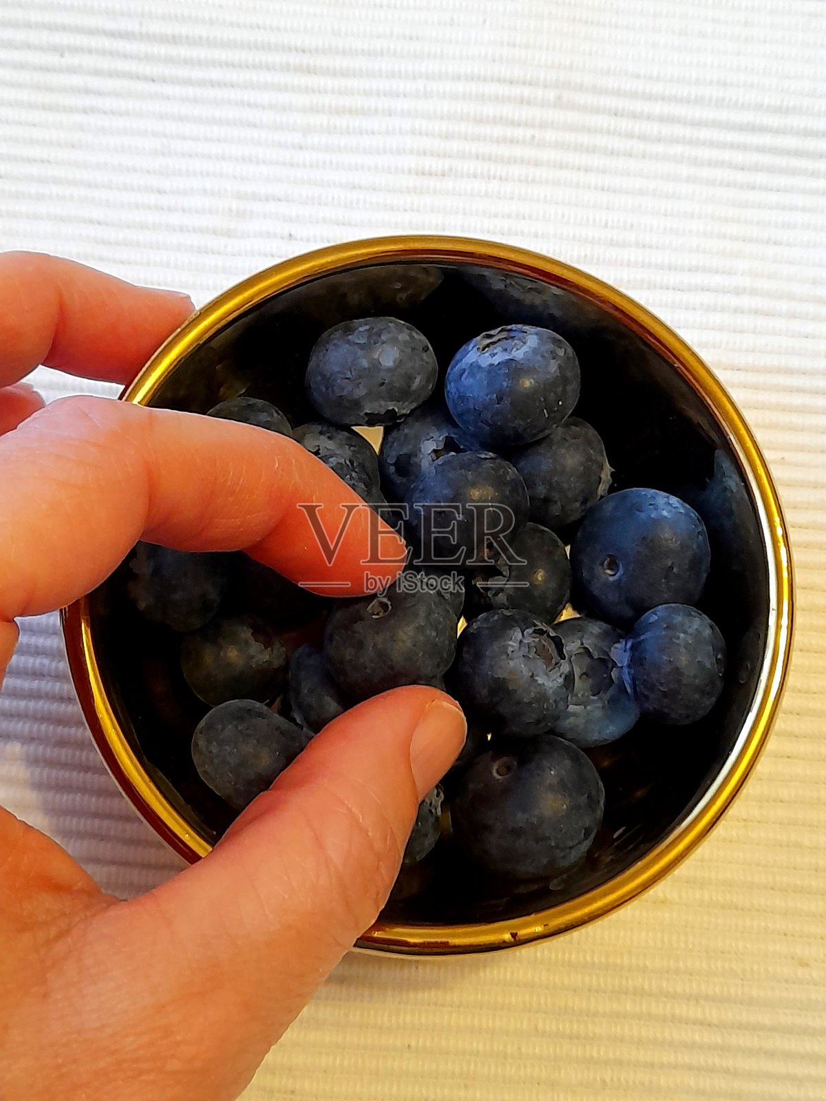 小盘子上的蓝莓照片摄影图片