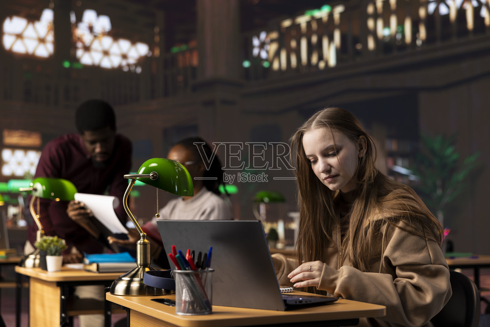 年轻学者在校园图书馆专心备考照片摄影图片