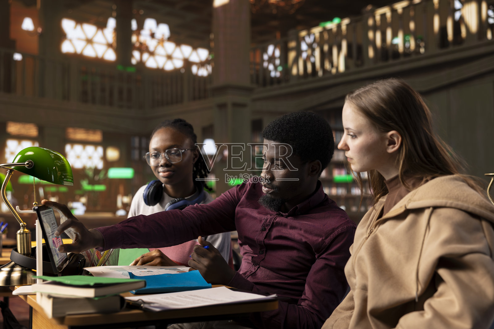 多元文化学生小组讨论大学课程的财务项目照片摄影图片