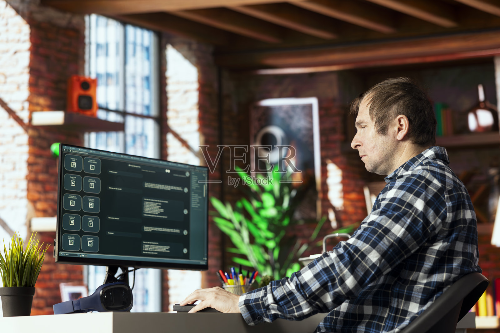 在家办公的男人与AI聊天机器人讨论并回答用户问题照片摄影图片