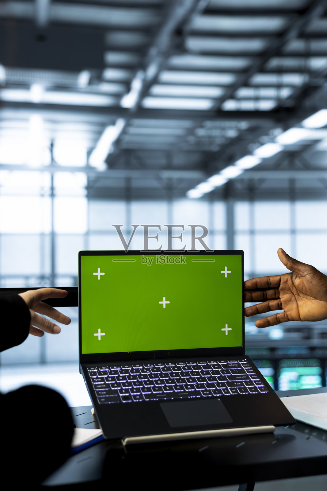 服务器中心工程师使用色键笔记本电脑的特写镜头照片摄影图片