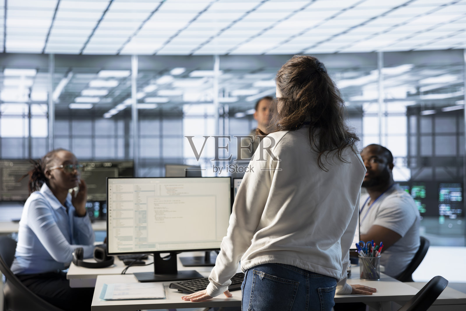 经理与数据中心员工讨论，发布公告照片摄影图片