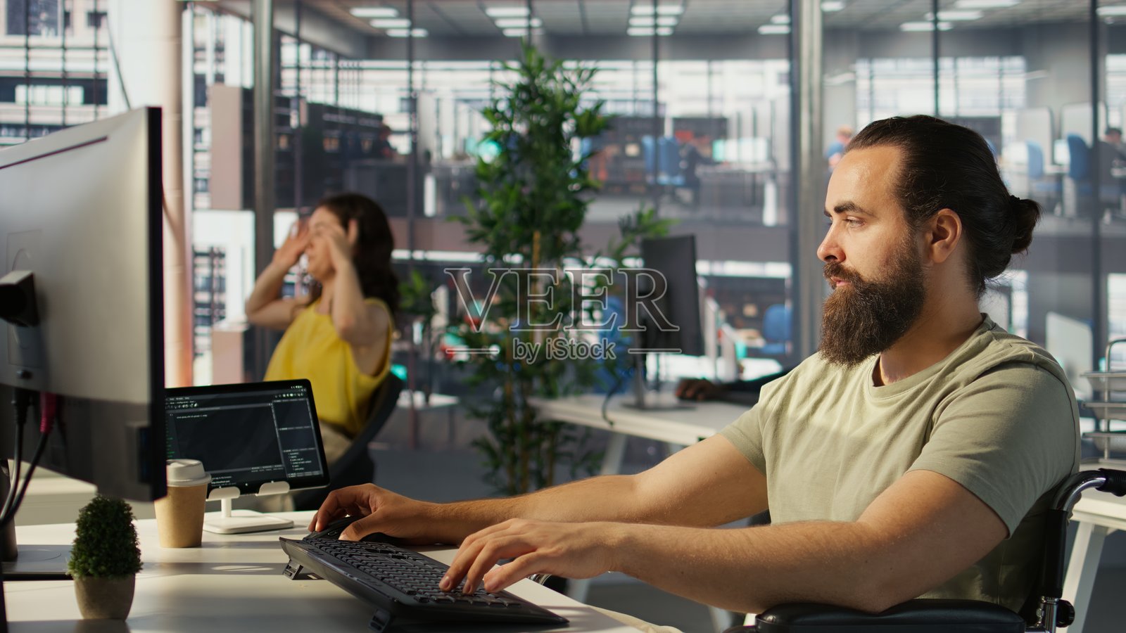 残疾培训的系统管理员与机器学习模型照片摄影图片