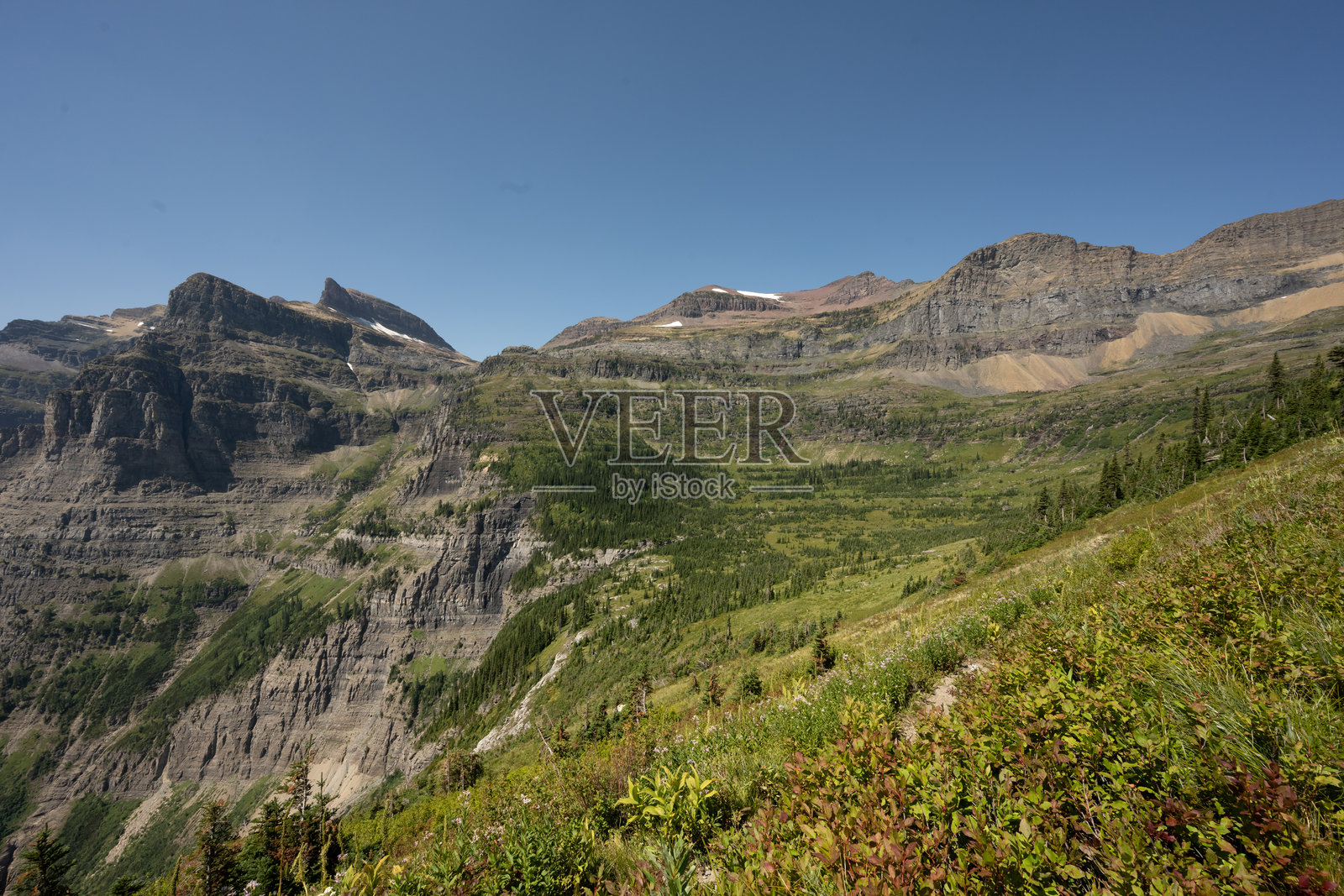 博尔德通道位于墙洞上方的高处。照片摄影图片