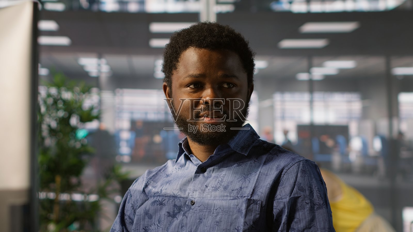 男子在电脑屏幕上检查文件细节，解决任务照片摄影图片