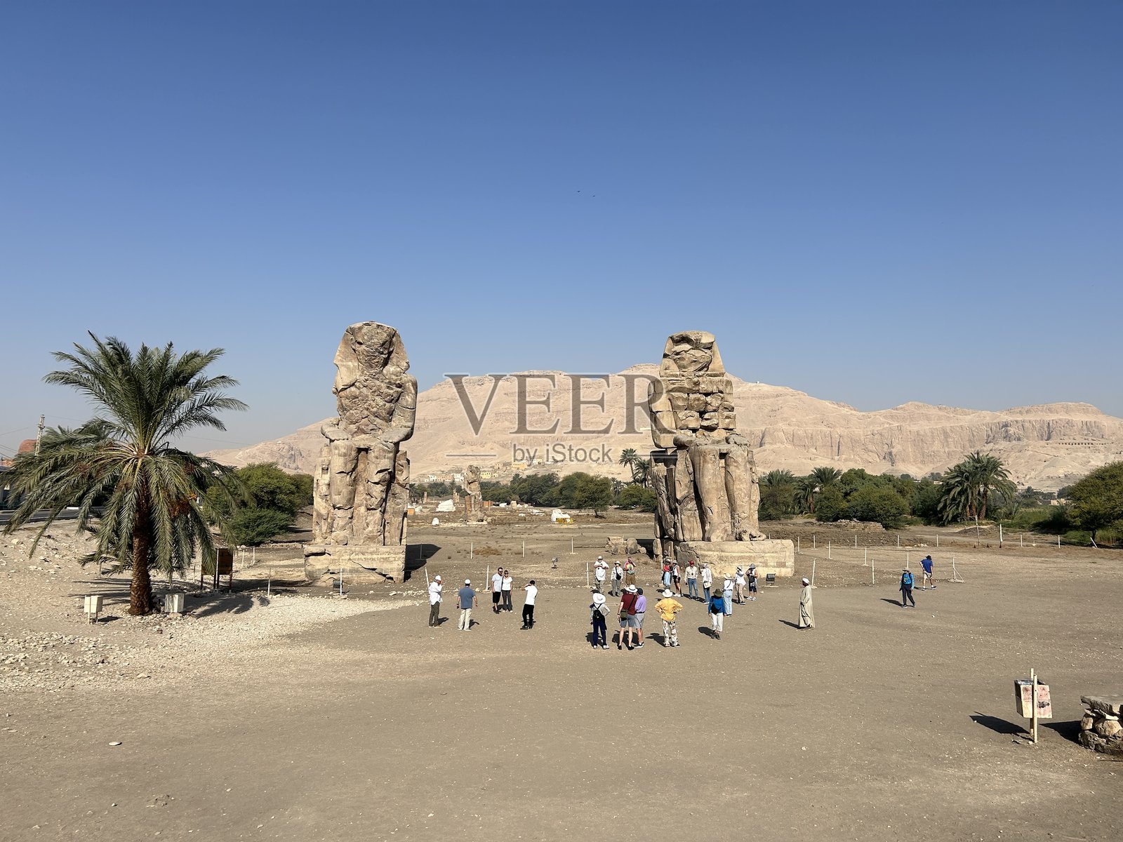 孟农巨像照片摄影图片