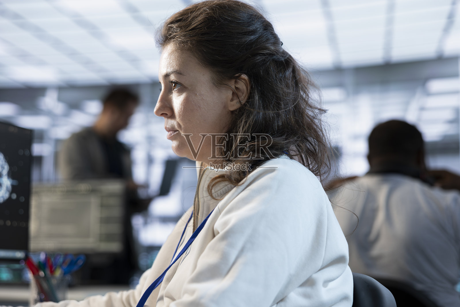 女性在高科技服务器中心工作的特写镜头照片摄影图片