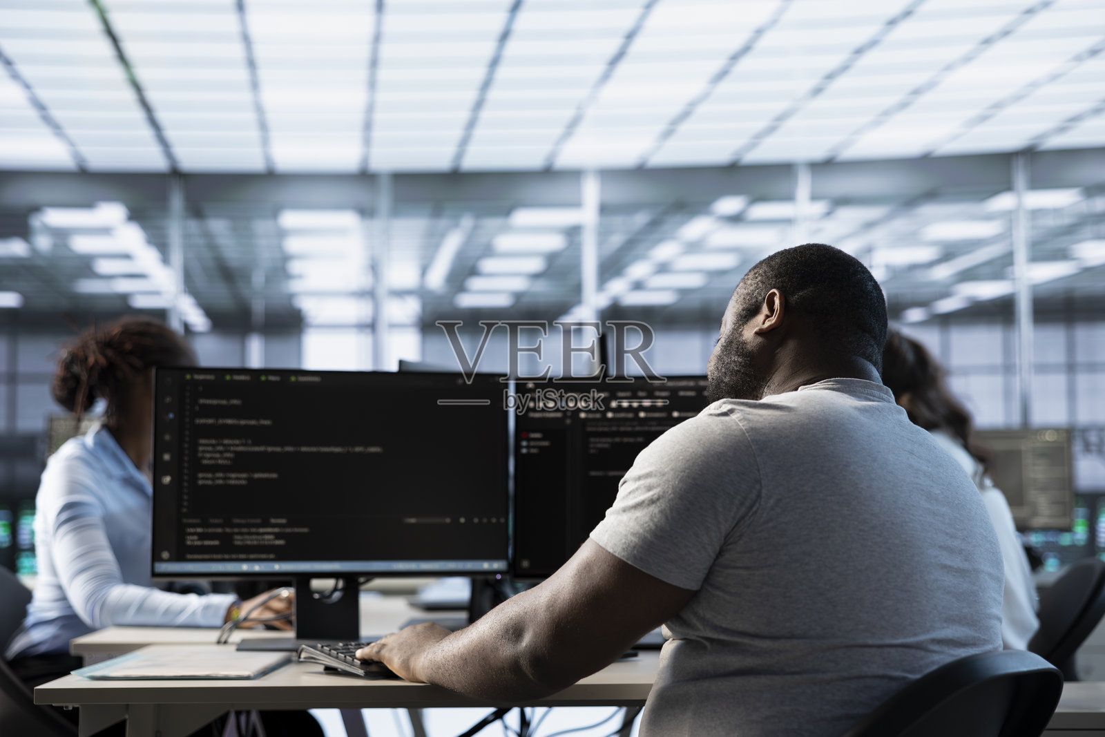 数据中心员工使用电脑查找配置错误照片摄影图片