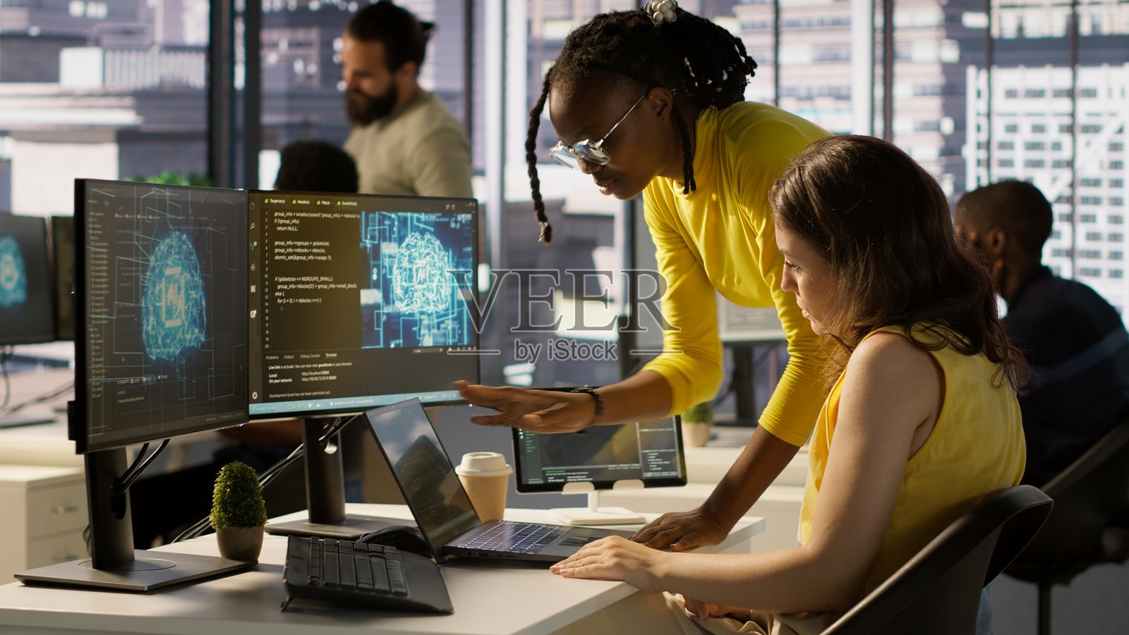 管理员和同事进行实验和测试以优化人工智能照片摄影图片