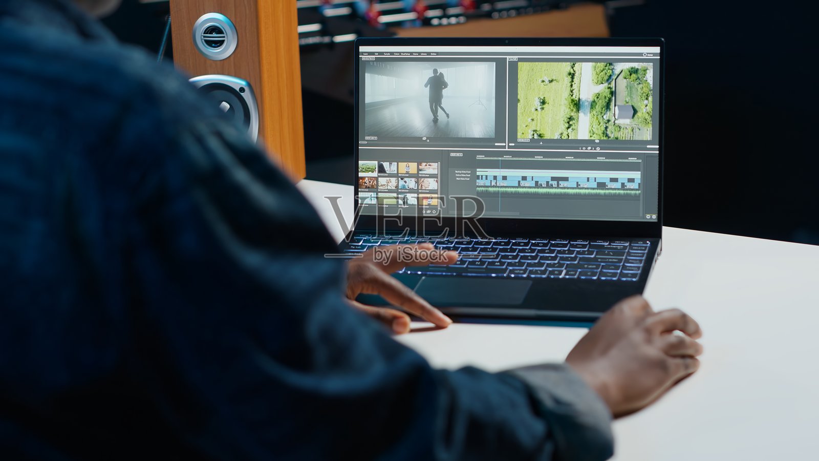 视频制作人在笔记本电脑上剪辑电影片段，进行编辑照片摄影图片