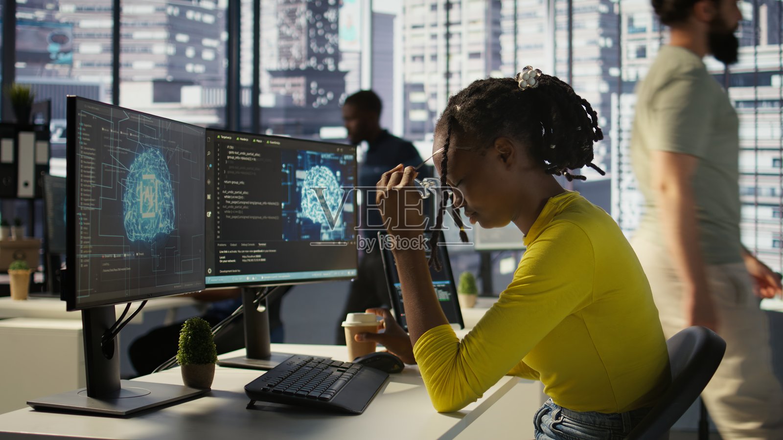 女人在电脑前看人工智能软件时打哈欠照片摄影图片