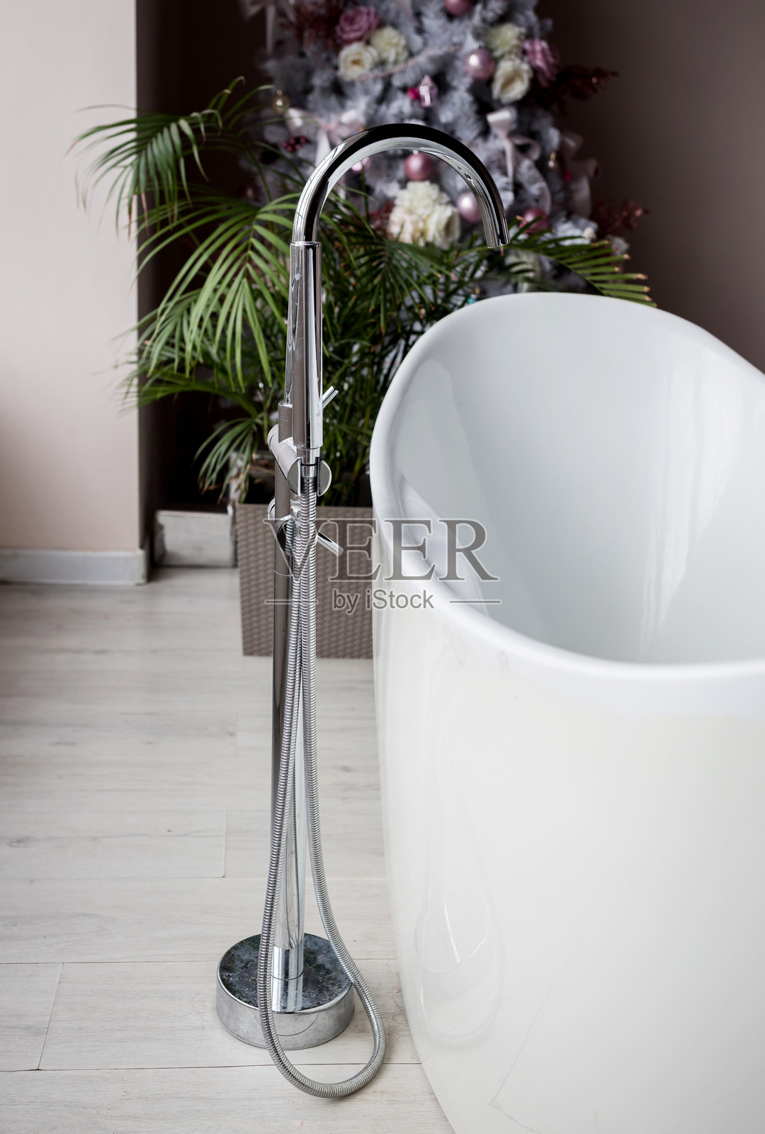 带不锈钢水龙头的浴缸照片摄影图片