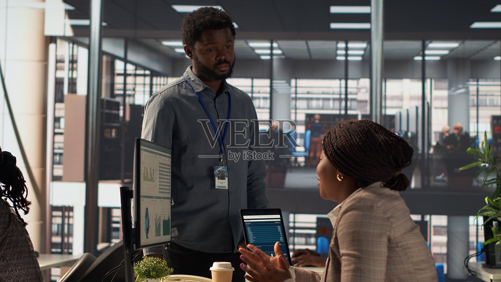 一组商业伙伴讨论一个专注于财务增长的项目照片摄影图片